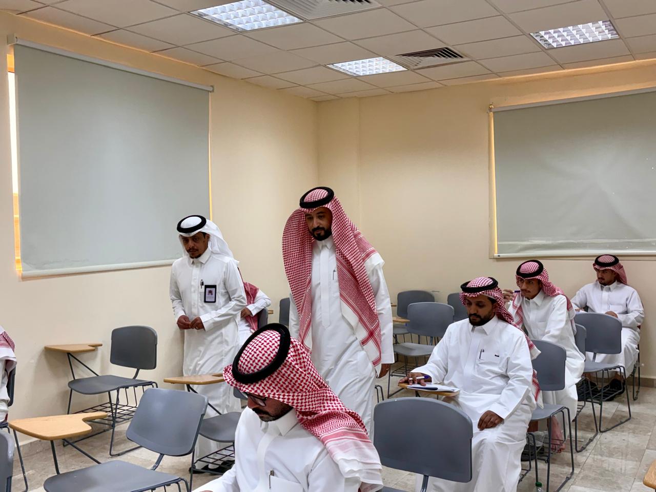 عميد الكلية يتفقد اختبارات الدراسات العليا